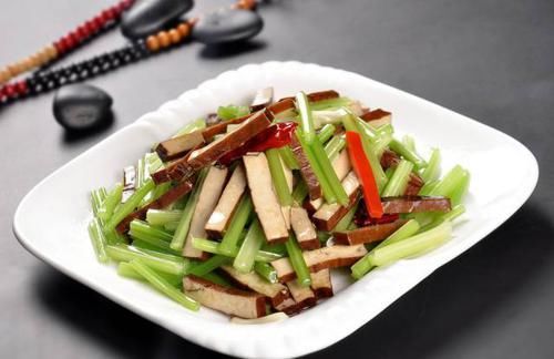 超级|芹菜这样做好后，不仅营养美味，还超级健康。