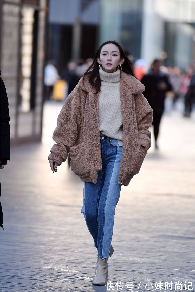 搭配 街拍:美女这款蓝色大衣搭配的非常好看,很显身材高挑的效果!