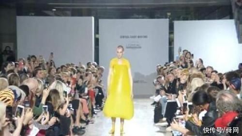 穿着气球走秀的模特，当气球爆炸时，场面美爆了!