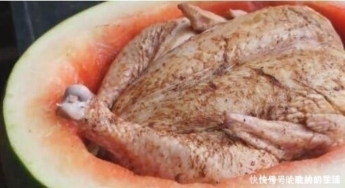 西瓜|女孩将整只鸡放入西瓜里，自称做西瓜鸡，切开后的场景让人称赞