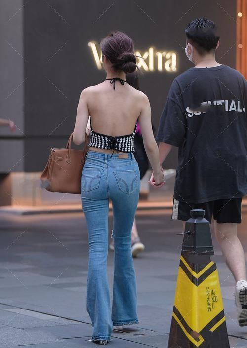 姑娘|黑白针织吊带搭配破洞牛仔裤,款式独特,尽显时尚感