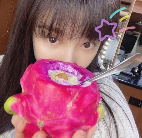 刘海|关晓彤用火龙果做小零食，《王牌对王牌》分享新吃法，好吃不洗碗