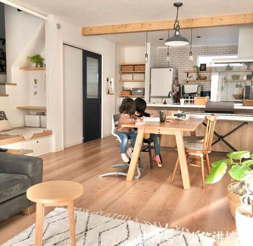 玄关|日本四口之家入住62㎡小家,鞋柜设计像千层塔,把空间运用得极致