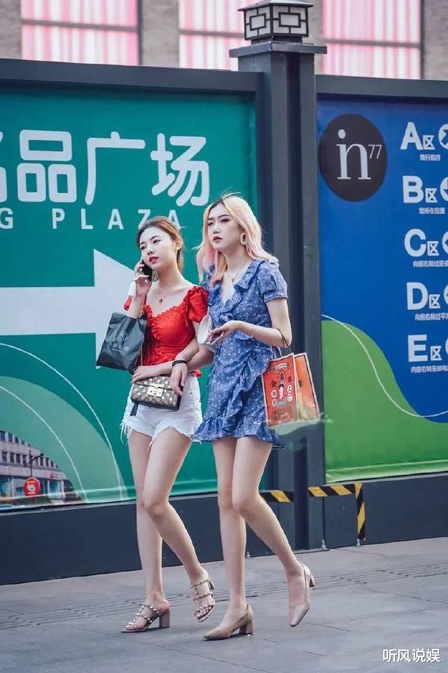 美女穿搭：秀腿的穿搭才是当夏时髦的表现，时尚又青春