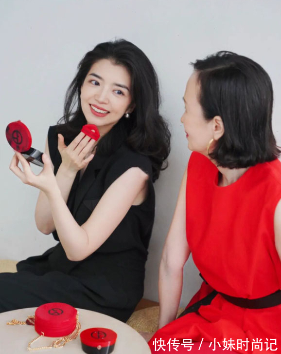 短发|妈妈罕见换发型,贴头皮短发配红裙真显年轻,不戴帽子也时髦