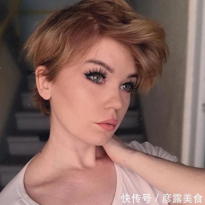 大腿#当她们掀开裙子,露出“惊艳”的大腿时,所有人都看呆了