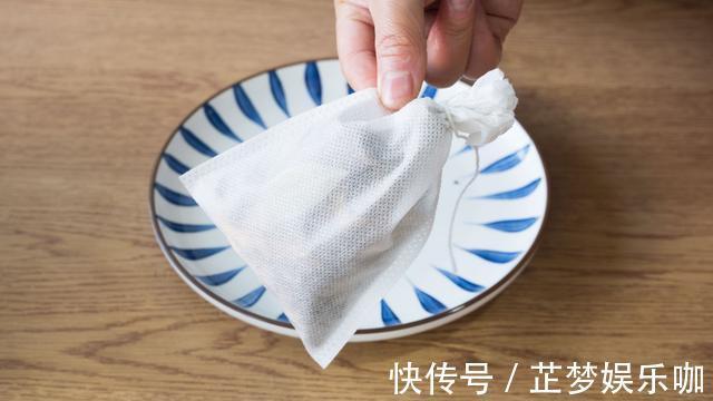 蓉儿|晚餐3斤猪肘子，一锅饭，一家四口吃的满嘴流油，网友：看着都馋