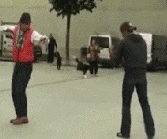 |搞笑GIF: 昨天领女友回家吃饭 全家人大气都不敢喘一下