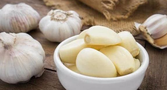 炒菜时先放大蒜,会产生致癌物吗?其实以下两种食物是致癌户