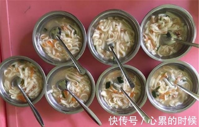 启蒙教育|学校午餐单上写着鸡蛋面,但孩子说没有鸡蛋,老师的解释引发众怒