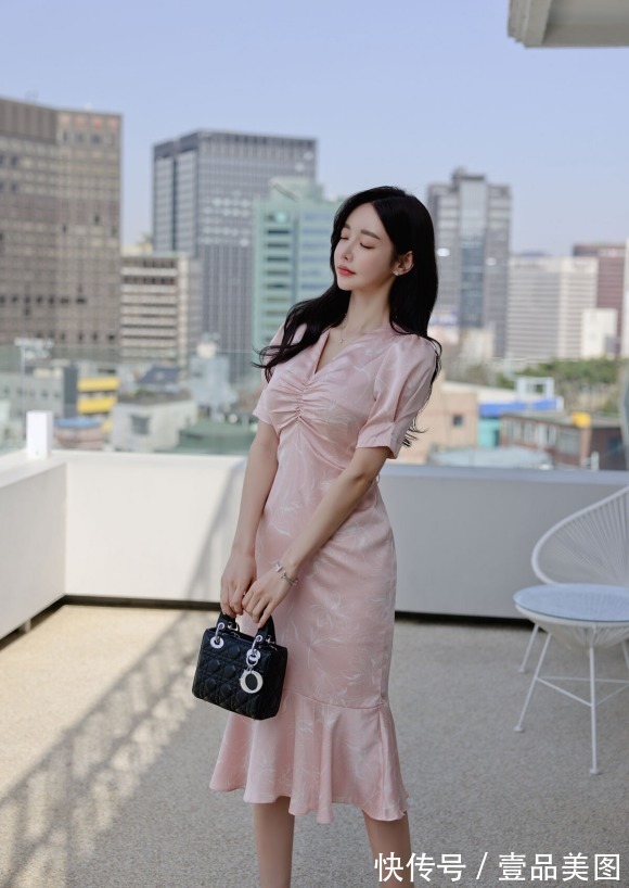 时尚&女神孙允珠时尚搭配:微甜蜜桃科尔多瓦经典刺绣裙