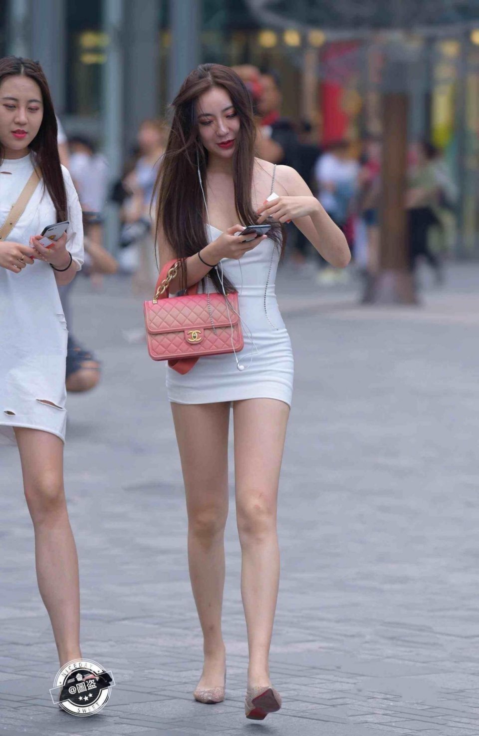 小个子 连衣裙可谓衣橱中的经典,搭配风格要追求别具一格,走路带风