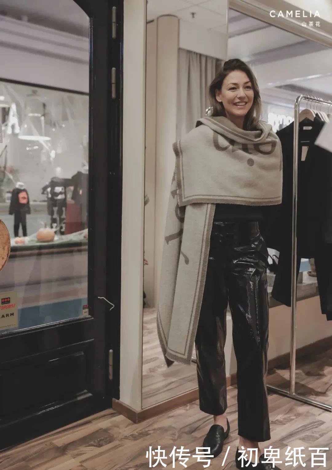 阔腿裤算什么?西班牙王后的“液体裤”才厉害,一般人不敢这么穿