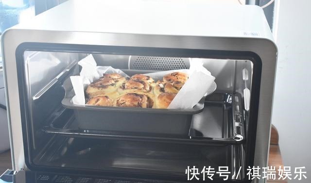 跟我做面包吧，柔软又香又好吃，当早餐正好，连做了三次还没吃够