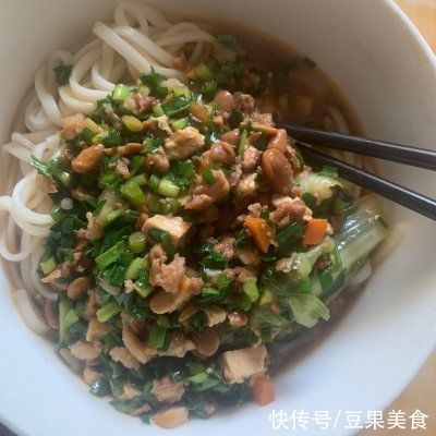这道香喷喷的炸酱面，一上桌就被哄抢一空
