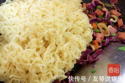 清水|别再清水煮了，方便面这样做，比蔬菜汤还营养，好妈妈必学！