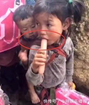 农村|姐姐自己吃香肠，弟弟在后面看着，姐姐的动作很暖心