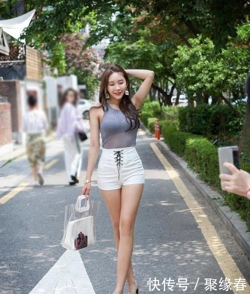 小姐姐|街拍:小姐姐用灰色紧身上衣搭配超短裤,尽显性感丰满韵味身材!