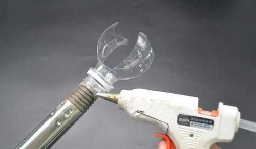 扫把上套个塑料瓶,放在家里特别实用,一年能省不少钱,涨知识了