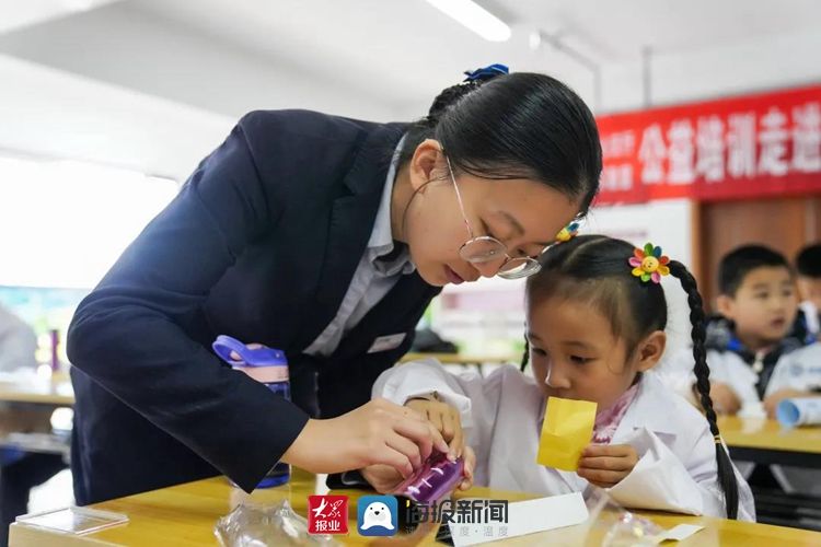 小故事|日照银行莒县中心支行志愿服务走进开发区共青团小草课堂