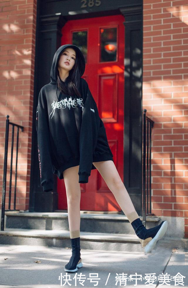 早秋穿卫衣,建议搭配这5款“下装”!青春时髦,谁穿谁好看