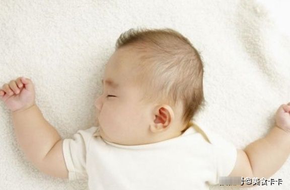 卡辛|爸爸哄女儿睡觉意外走红,妈妈进门查看后,闺女:把你家老公领走