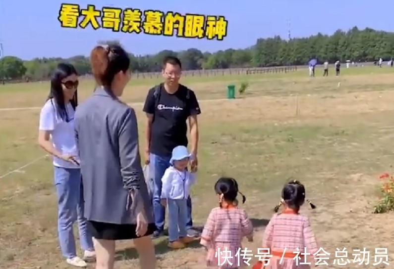 三胞胎|江苏一3胞胎女儿出门,过路大哥眼神亮了:手里的儿子顿时不香了