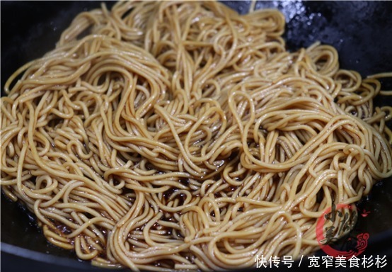 面条这样做太香了,爽滑又筋道,我家一周吃7次,一次一盘不够吃