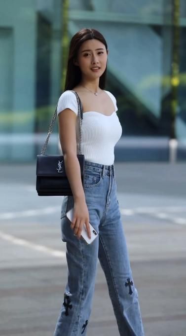 小姐姐耐看又性感,针织衫配牛仔裤,穿出邻家女孩清纯感