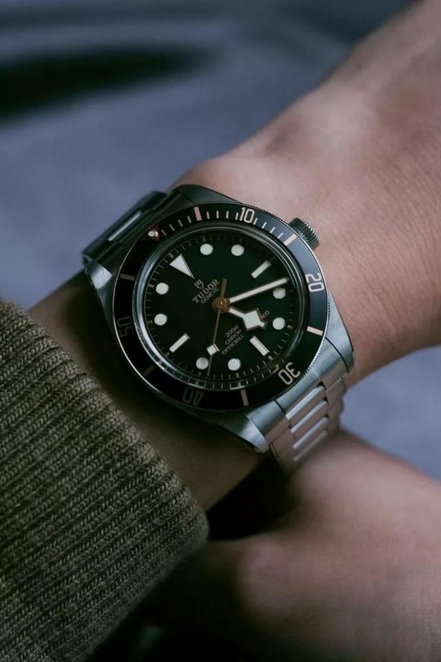 欧米茄|手腕较细的男人，可以佩戴哪些腕表？