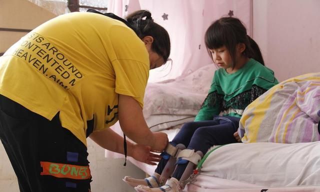 蕊蕊|女孩两岁仍不会走路说话,7岁时的智商只有1岁,妈妈为她寻重生路