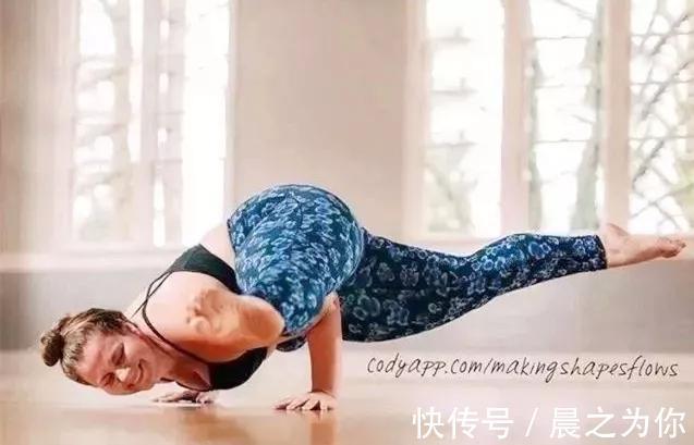 小姐姐|美国三百斤胖妞练瑜伽走红,喜欢高难度动作,身体柔软粉丝过万