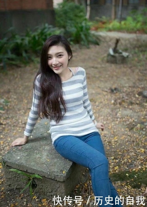 紧身牛仔裤美女:展现女性的青春活力,牛仔裤是首搭之选