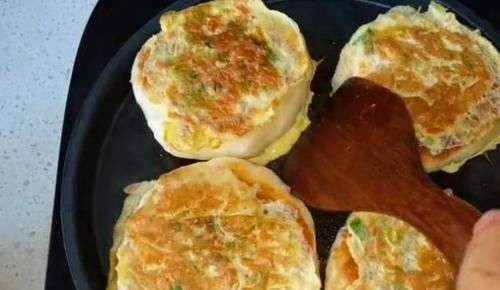  早餐饼4个鸡蛋，一碗面，筷子搅一搅，最简单营养的早餐饼