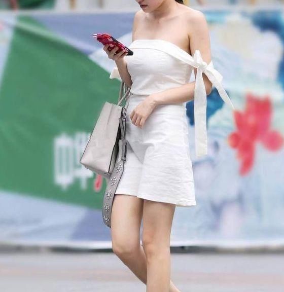 连体|街拍白色连体裙裤,手臂上的蝴蝶结,增添温婉女人韵味