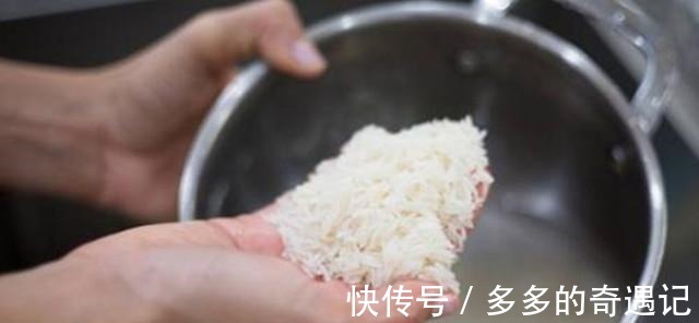 蒸米饭时，大米究竟要洗几次牢记这3点米饭粒粒分明，更香软！