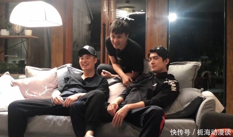 邓超 邓超和鹿晗看望做完手术的陈赫,表示他的脚太丑,三人的合影亮了