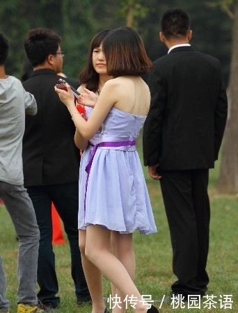 街拍:伴娘们穿上粉色露肩短裙,搭配肉色丝袜高跟鞋,简约又美丽