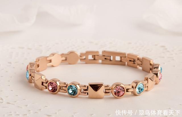 项链|女人到四十岁,佩戴什么首饰才合适太年轻“装嫩”太老了又土气