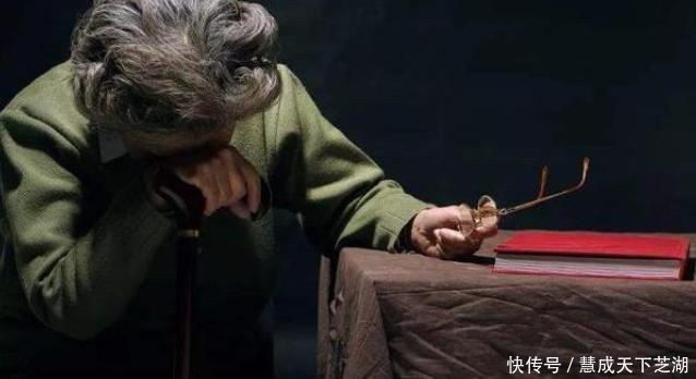 啃老|“新型啃老”悄悄出现,很多父母还没察觉,总以为孩子很孝顺!