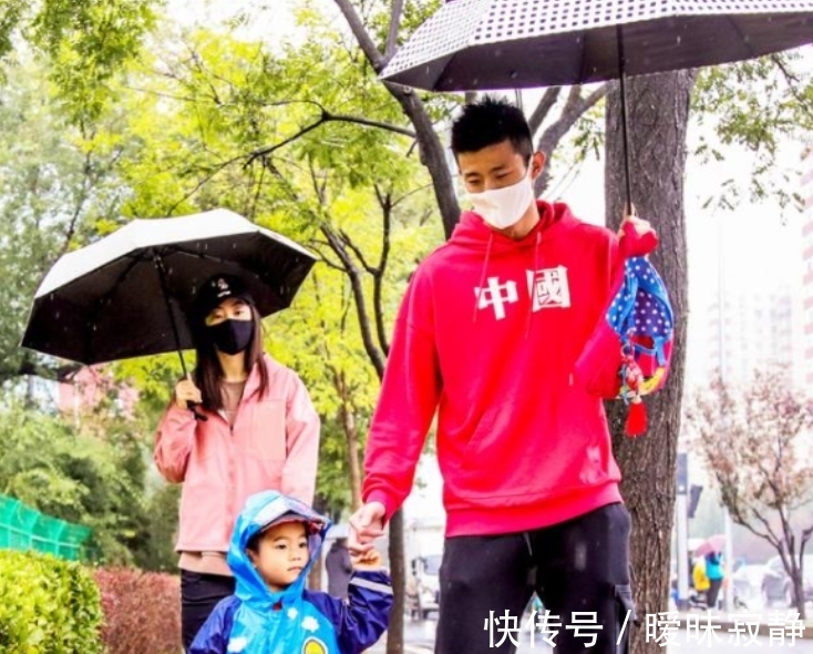 王适娴|撒狗粮!国羽谌龙携娇妻上央视,31岁王适娴颜值气质堪称完美