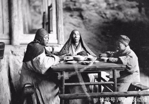 庆幸|老照片:晚清时代穷人吃饭旧照,你会庆幸清朝已经灭亡!