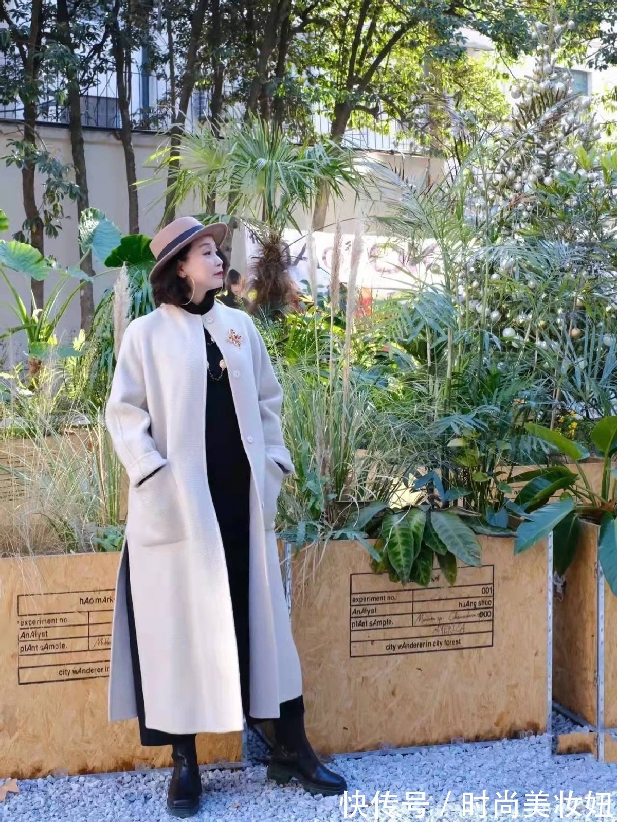 大衣 女人无论年龄多大,穿衣都要高级洋气,50岁比年轻人还会穿