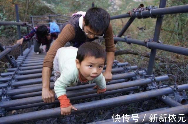 委屈|沙雕动画,搞笑:为了儿子的爱情,当爹的就委屈一下吧!