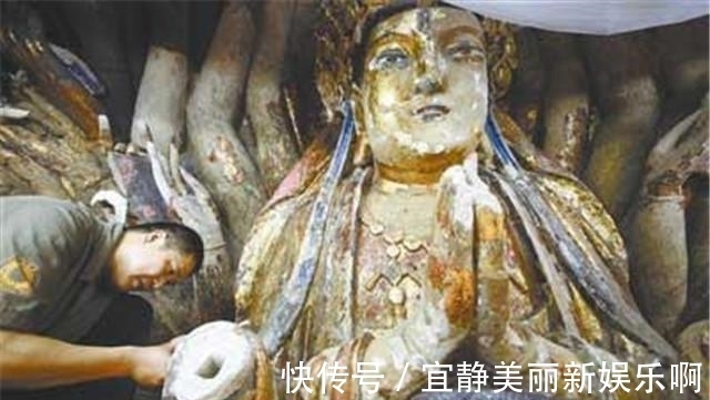 工人修复千手观音像,无意触碰机关发现碑文,完工那一天集体痛哭