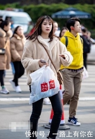 路人街拍,小姐姐妩媚又有点小性感,身姿也很优美,看着更是吸睛