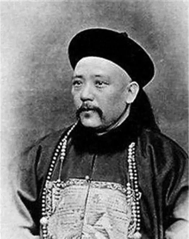 富态|清末老照片：图2女子衣不蔽体，格格们却富态颜值高