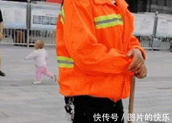 |搞笑GIF:外卖小哥,你这是要改行做理发师吗?