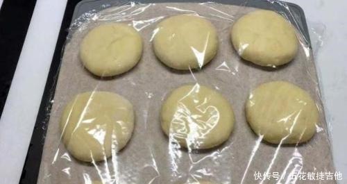 1碗面粉配2个鸡蛋,无水无油,柔软可口,营养丰富,比面包还香