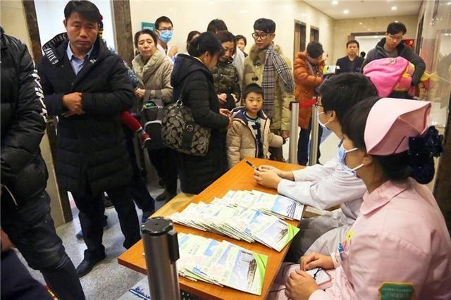 就诊|宝宝高烧排到300号,儿科医生却准点下班,宝妈:你不能加班吗